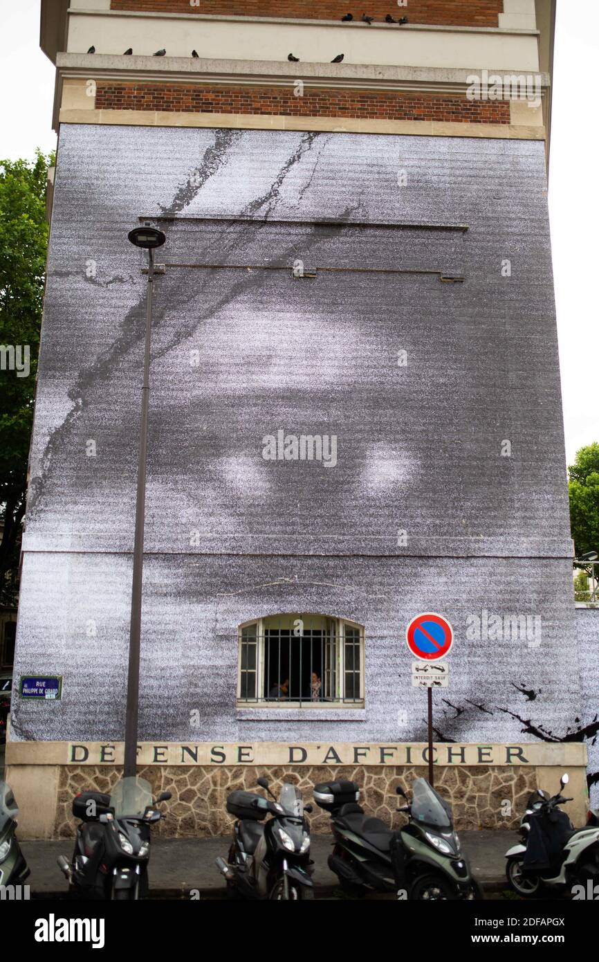 Fresque géante de l'artiste de rue français JR rendant hommage à Adama Traore, une manne noire décédée en garde à vue en 2016, le 9 juin 2020 à Paris. Une vague de protestations mondiales à la suite de l'arrestation fatale de Floyd a amplifié l'attention sur le décès en 2016 d'Adama Traore, un homme noir de 24 ans, sous la garde de la police française, et sur les plaintes pour racisme et brutalité au sein de la force. Photo de Raphael Lafargue/ABACAPRESS.COM Banque D'Images