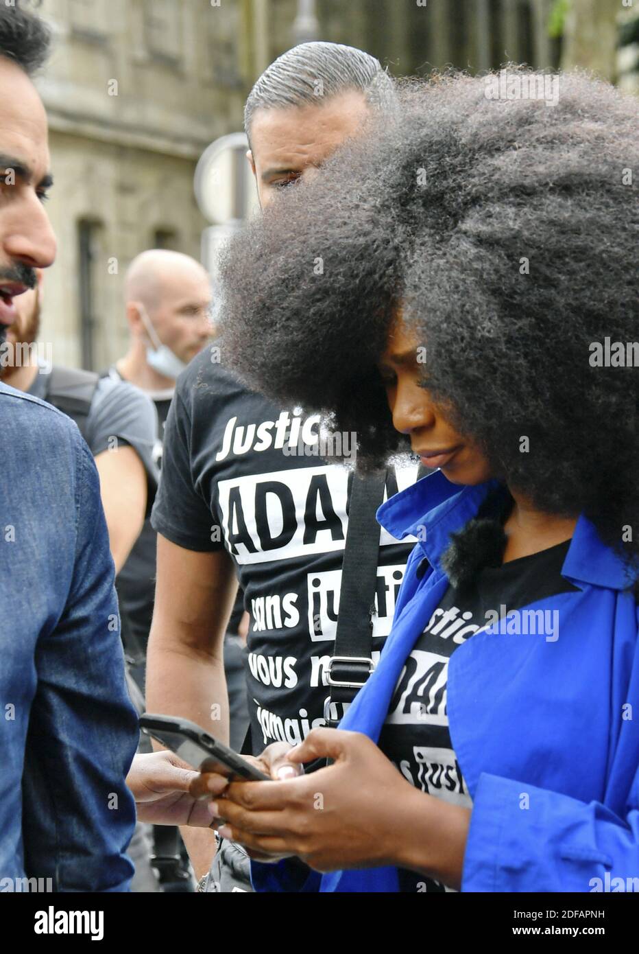 Assa Traore, la sœur d'Adama Traore, un homme noir décédé en garde à vue en 2016, donne une conférence de presse à Paris, en France, le 9 juin 2020. Une vague de protestations mondiales à la suite de l'arrestation fatale de Floyd a amplifié l'attention sur le décès en 2016 d'Adama Traore, un homme noir de 24 ans, sous la garde de la police française, et sur les plaintes pour racisme et brutalité au sein de la force. Photo par Karim ait Adjedjou/avenir Pictures/ABACAPRESS.COM Banque D'Images