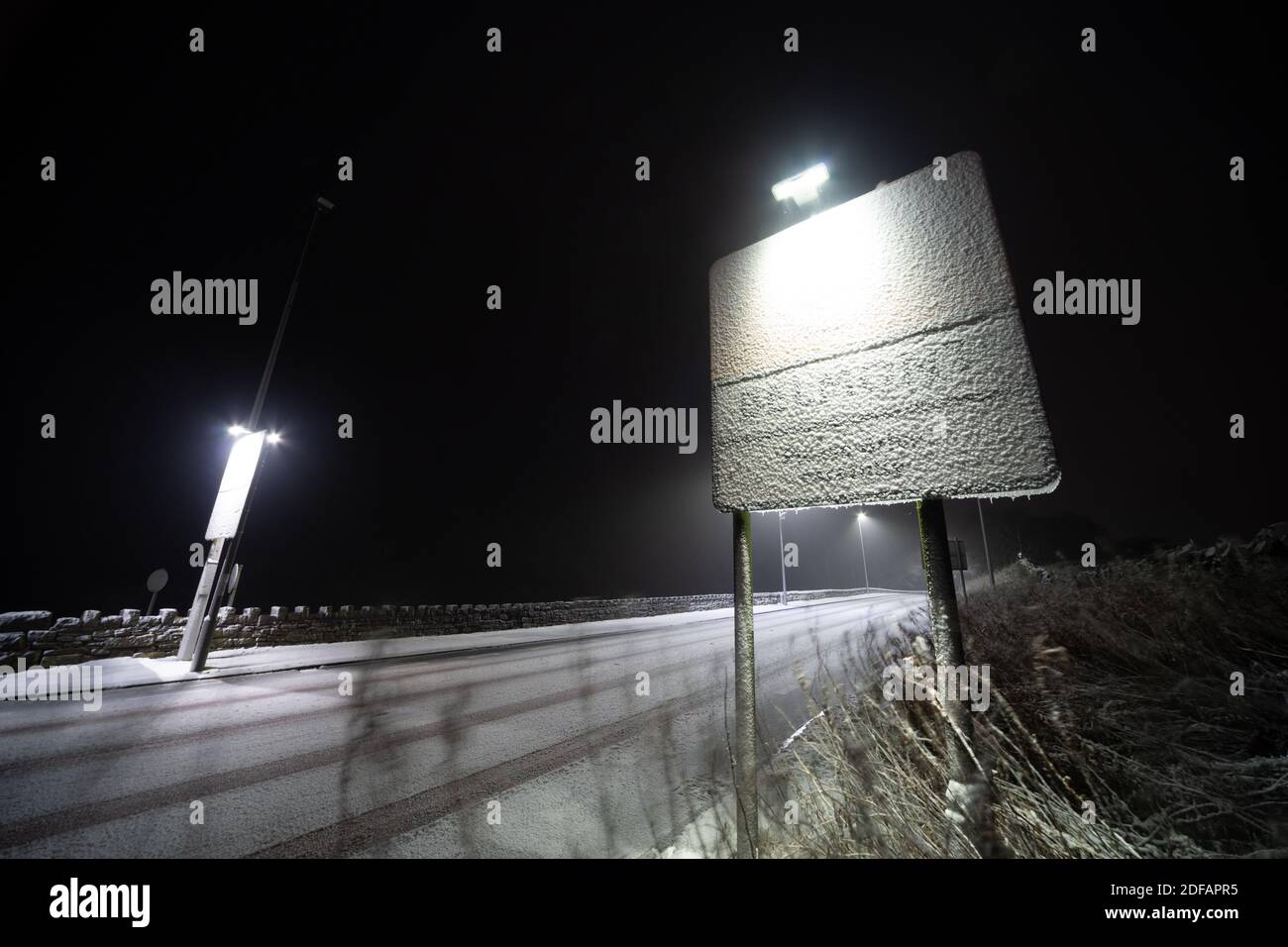 Belmont, Lancashire, Angleterre. 4 décembre 2020. On voit de la neige blanchir la route A675 Belmont juste à l'extérieur du village de Belmont après avoir commencé à tomber tard le 3e. La neige a été prévue pour diverses régions du pays et pourrait se poursuivre tôt dans le week-end. Crédit : Callum Fraser/Alay Live News Banque D'Images