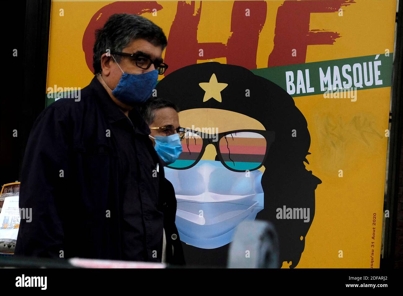 Nouveau look de El Comandante Che Guevara, belle port d'un masque de protection et de couleurs arc-en-ciel lunettes de soleil sur une bannière publicitaire devant un magasin vendant masque de visage contre le coronavirus (COVID-19) près de la place de la République à Paris le 9 juin 2020. Photo d'Alfred Yaghobzadeh/ABACAPRESS.COM Banque D'Images