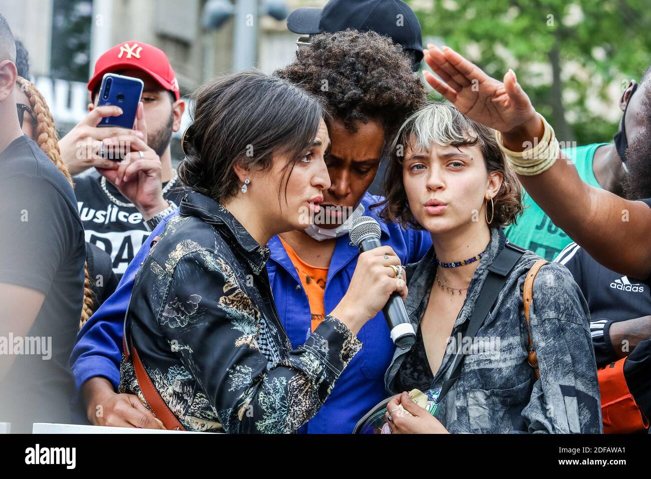 La chanteuse Camelia Jordana et la chanteuse Pomme- des milliers de manifestants défilent ce samedi contre le racisme et la violence policière à l'appel du Comité Adama Traore de la place de la République, le 13 juin 2020 à Paris, France. Photo de Nasser Berzane/ABACAPRESS.COM Banque D'Images