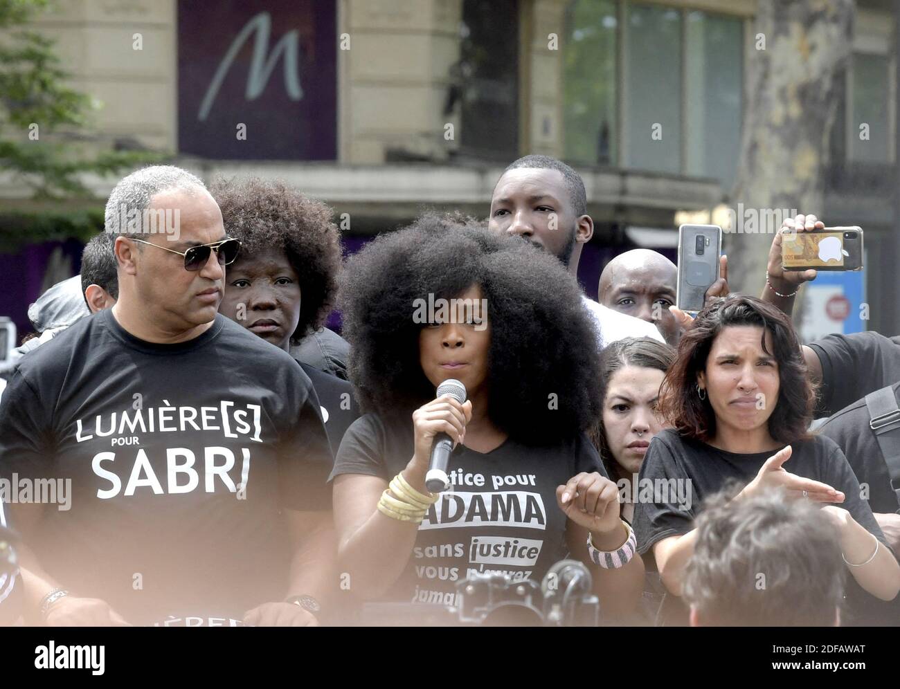 Assa Traore (C), la sœur d'Adama Traore, décédée en garde à vue en 2016 et le père de Sabri (L), Qui est décédé lors d'un accident de moto en mai, participez à un rassemblement dans le cadre des manifestations mondiales contre le racisme et la brutalité policière « Black Lives Matter », sur la place de la République à Paris, en France, le 13 juin 2020. Une vague de manifestations mondiales à la suite de l'arrestation meurtrière de Georges Floyd a amplifié l'attention sur la mort en 2016 d'Adama Traore, un homme noir de 24 ans, sous la garde de la police française, et la controverse renouvelée sur les allégations de racisme et de brutalité au sein de la force. Photo de François Banque D'Images