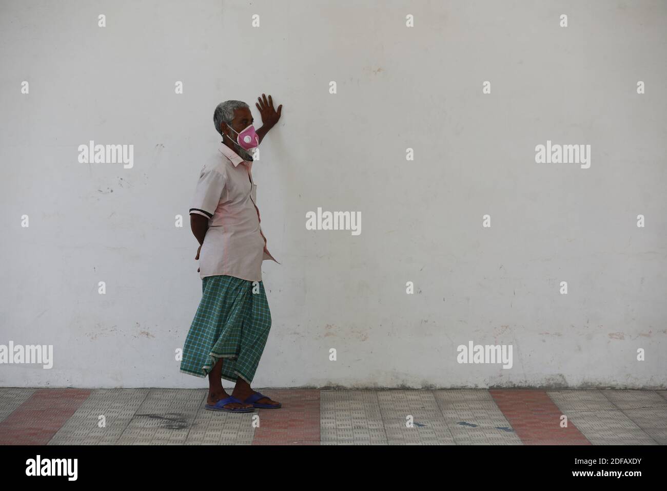 Un bangladais attend alors qu'il se présente à l'hôpital pour le test COVID-19, à Dhaka, au Bangladesh, le 15 juin 2020. Photo de Kanti Das Suvra/ABACAPRESS.COM Banque D'Images