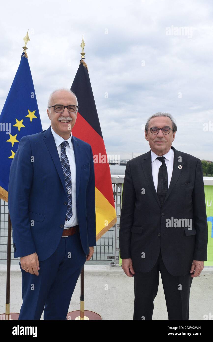 Le maire de Strasbourg, Roland Ries (R) et maire de Kehl Toni Vetrano,  posent des photos sur le pont Mimam reliant Strasbourg, France et Kehl,  Allemagne, le 16 juin 2020, lors d'une