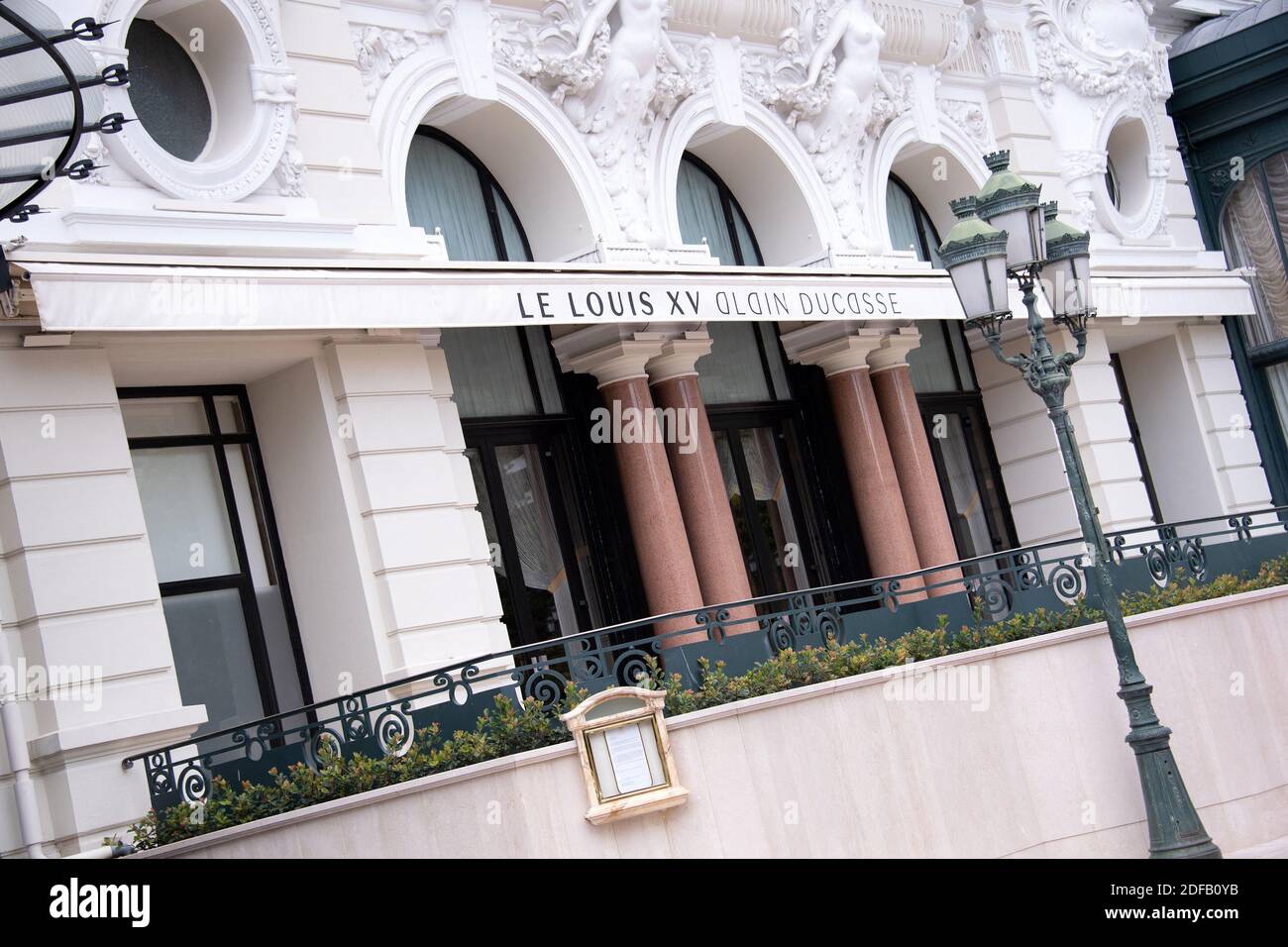 Une vue générale montre le restaurant Louis XV Alain Ducasse à l'Hôtel ...