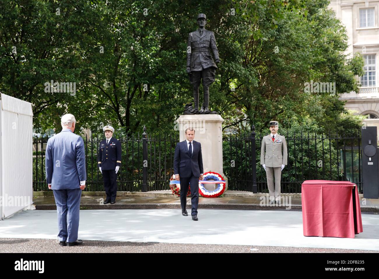 Le prince Charles de Grande-Bretagne, le prince de Galles (L) et le président français Emmanuel Macron (C) lassent des couronnes à la statue de l'ancien président français Charles de Gaulle à Carlton Gardens, dans le centre de Londres, le 18 juin. 2020 lors d'une visite pour marquer l'anniversaire de l'appel de l'ancien de Gaulle au peuple français pour résister à l'occupation nazie. - Macron s'est rendu à Londres le 18 juin pour commémorer le 80e anniversaire de l'appel de l'ancien président français Charles de Gaulle à résister à l'occupation nazie Photo de Tolga AKMEN/Pool/ABACAPRESS.COM Banque D'Images