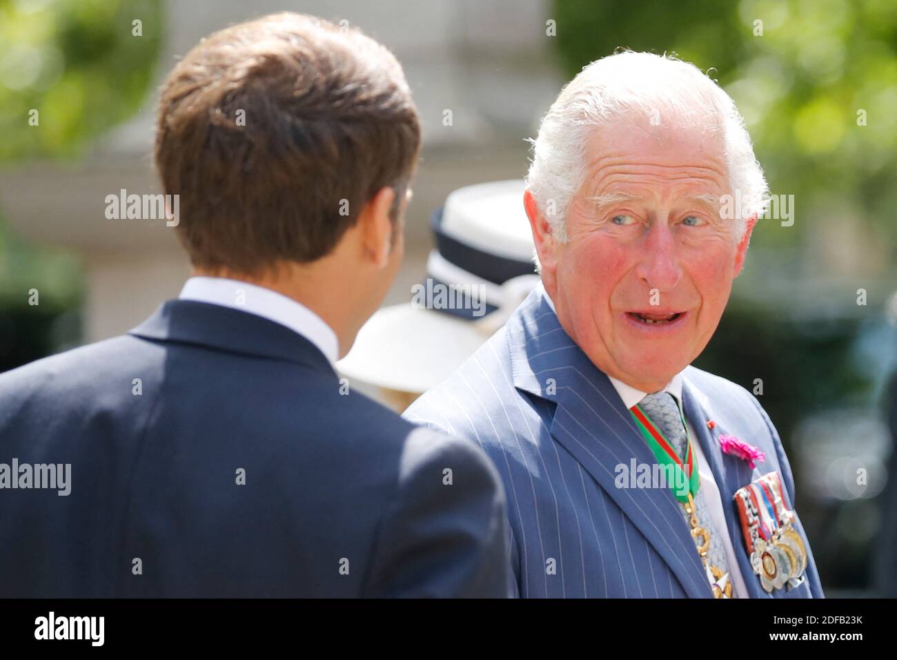 Le prince Charles de Grande-Bretagne, le prince de Galles (R) et le président français Emmanuel Macron (L) arrivent à déposer des couronnes à la statue de l'ancien président français Charles de Gaulle, à Carlton Gardens, dans le centre de Londres, le 18 juin. 2020 lors d'une visite pour marquer l'anniversaire de l'appel de l'ancien de Gaulle au peuple français pour résister à l'occupation nazie. - Macron s'est rendu à Londres le 18 juin pour commémorer le 80e anniversaire de l'appel de l'ancien président français Charles de Gaulle à résister à l'occupation nazie Photo de Tolga AKMEN/Pool/ABACAPRESS.COM Banque D'Images