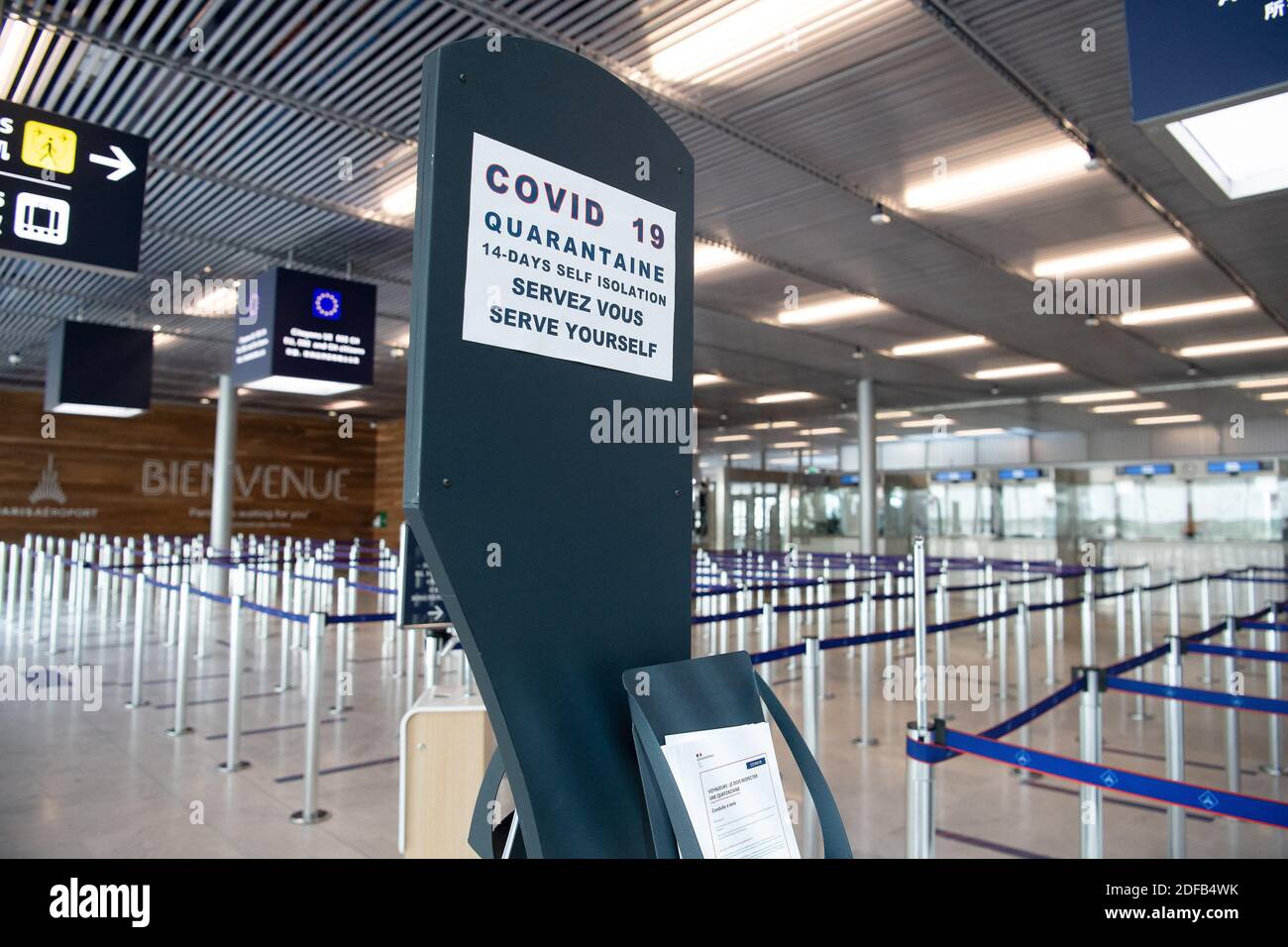 Des panneaux de distance sociale indiquent des informations de sécurité au terminal 3 de l'aéroport d'Orly, à Orly, en périphérie de Paris, quelques jours avant sa réouverture. L'aéroport devrait rouvrir le 26 juin 2020 après avoir été fermé dans le cadre des mesures adoptées par le gouvernement français pour lutter contre la pandémie COVID-19 le 22 juin 20, en France. Photo de David Niviere/ABACAPRESS.COM Banque D'Images