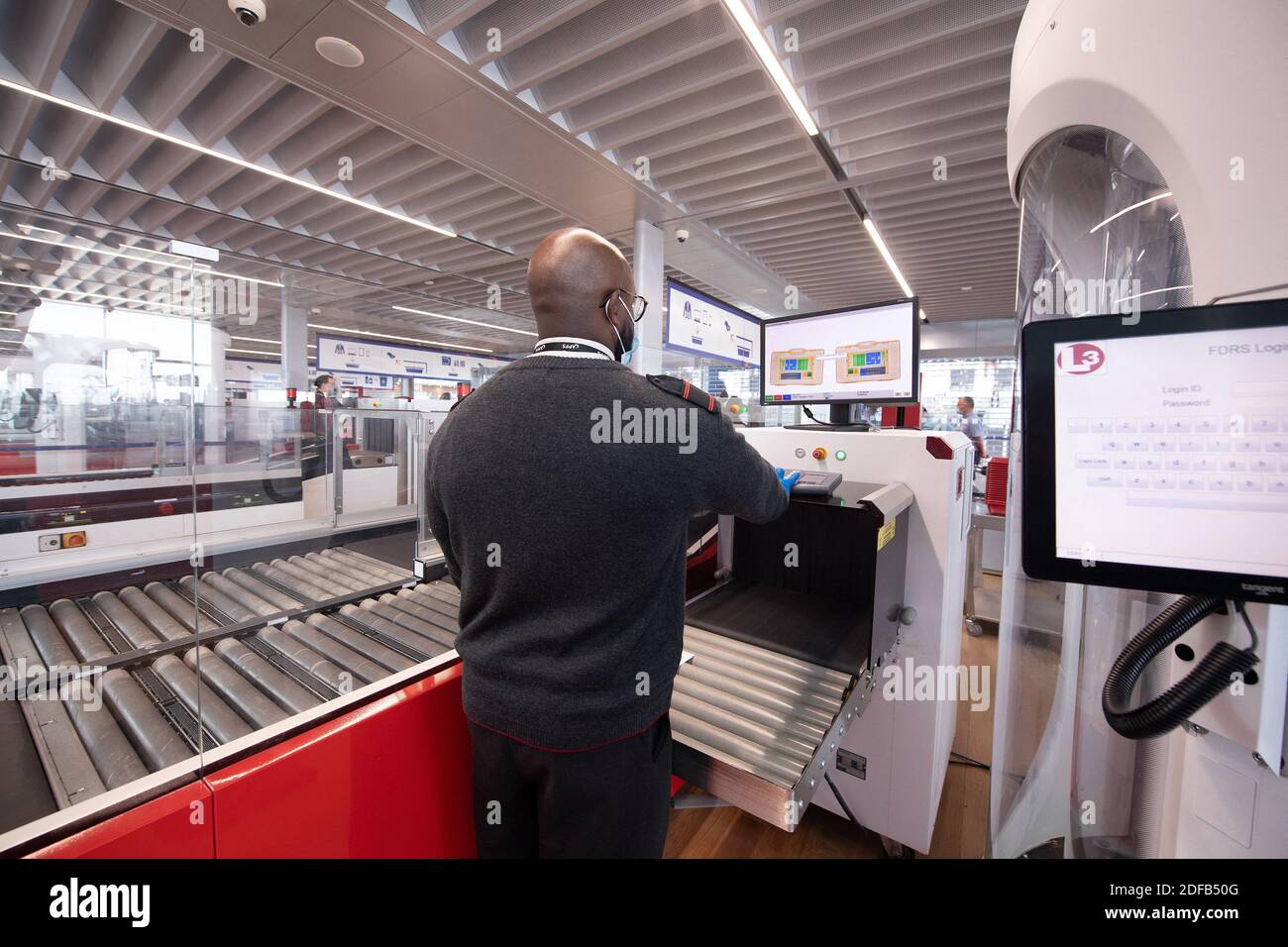 Un membre du personnel de l'aéroport vérifie les bagages des passagers passant par une machine à rayons X au terminal 3 de l'aéroport d'Orly, à Orly, en périphérie de Paris, quelques jours avant sa réouverture. L'aéroport devrait rouvrir le 26 juin 2020 après avoir été fermé dans le cadre des mesures adoptées par le gouvernement français pour lutter contre la pandémie COVID-19 le 22 juin 20, en France. Photo de David Niviere / ABACAPRESS.COM Banque D'Images