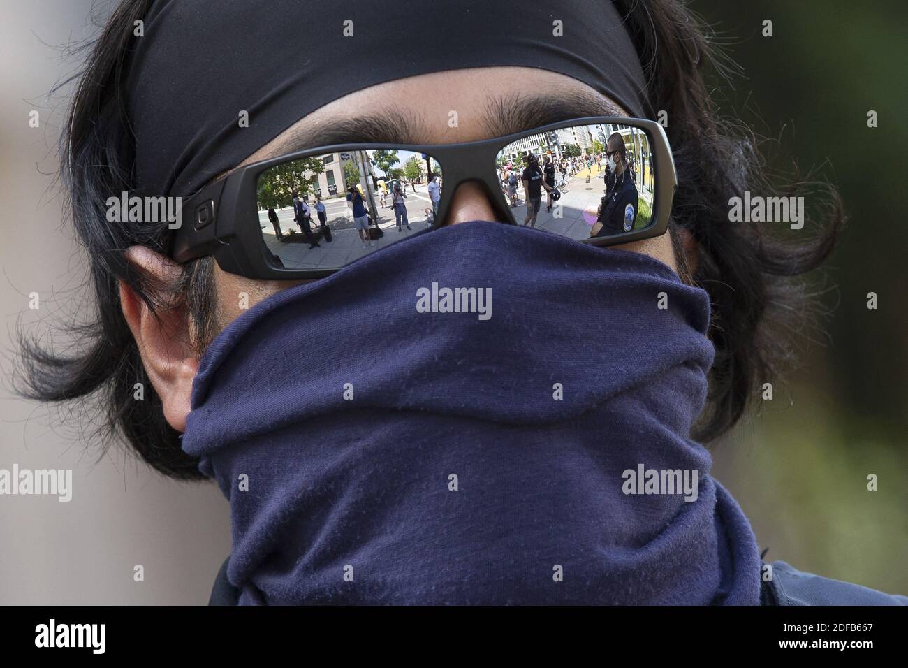 Agent de police reflète dans lunettes de soleil Photo Stock - Alamy