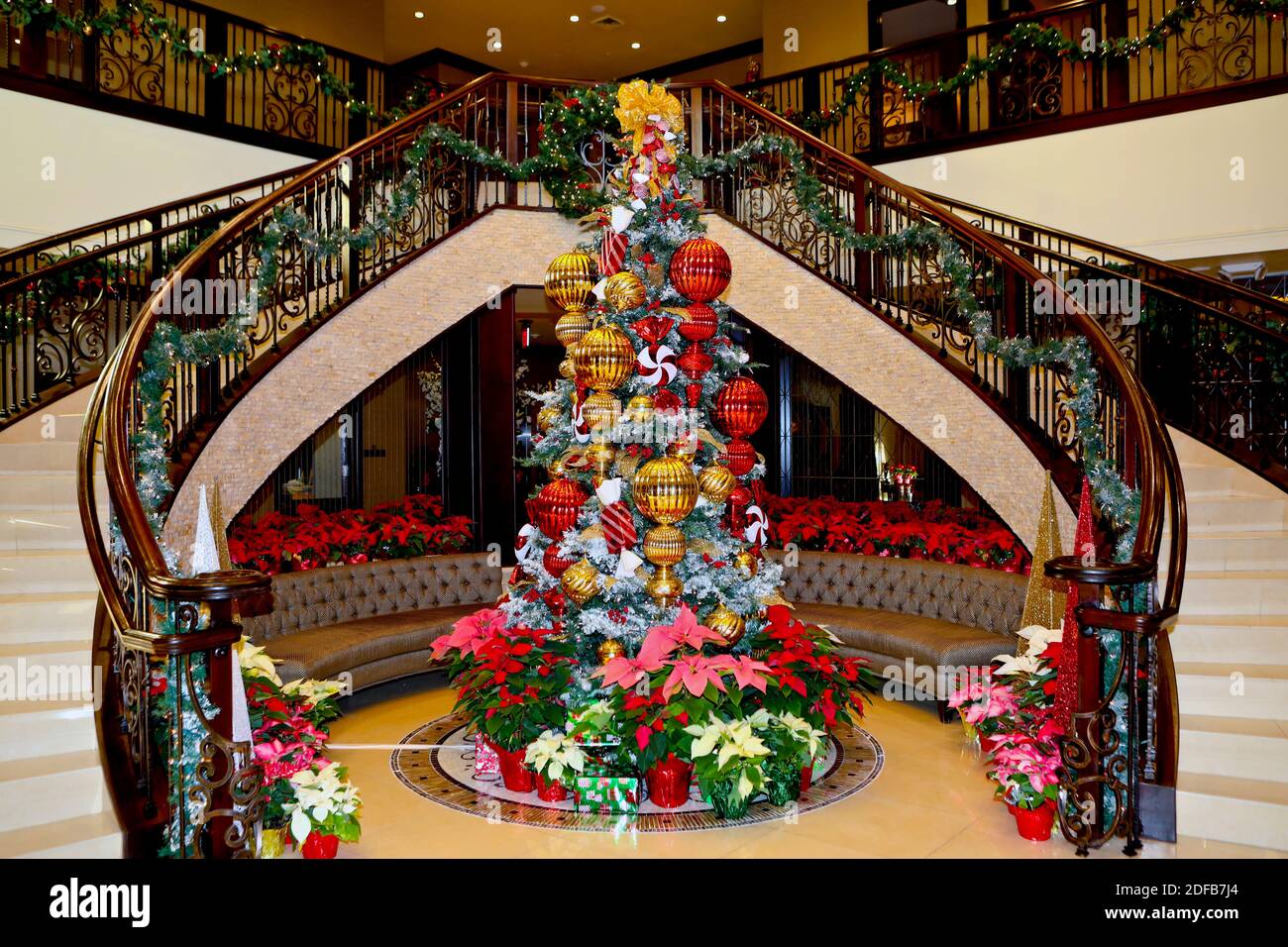 Arbre de Noël joliment décoré dans un grand hall. Banque D'Images