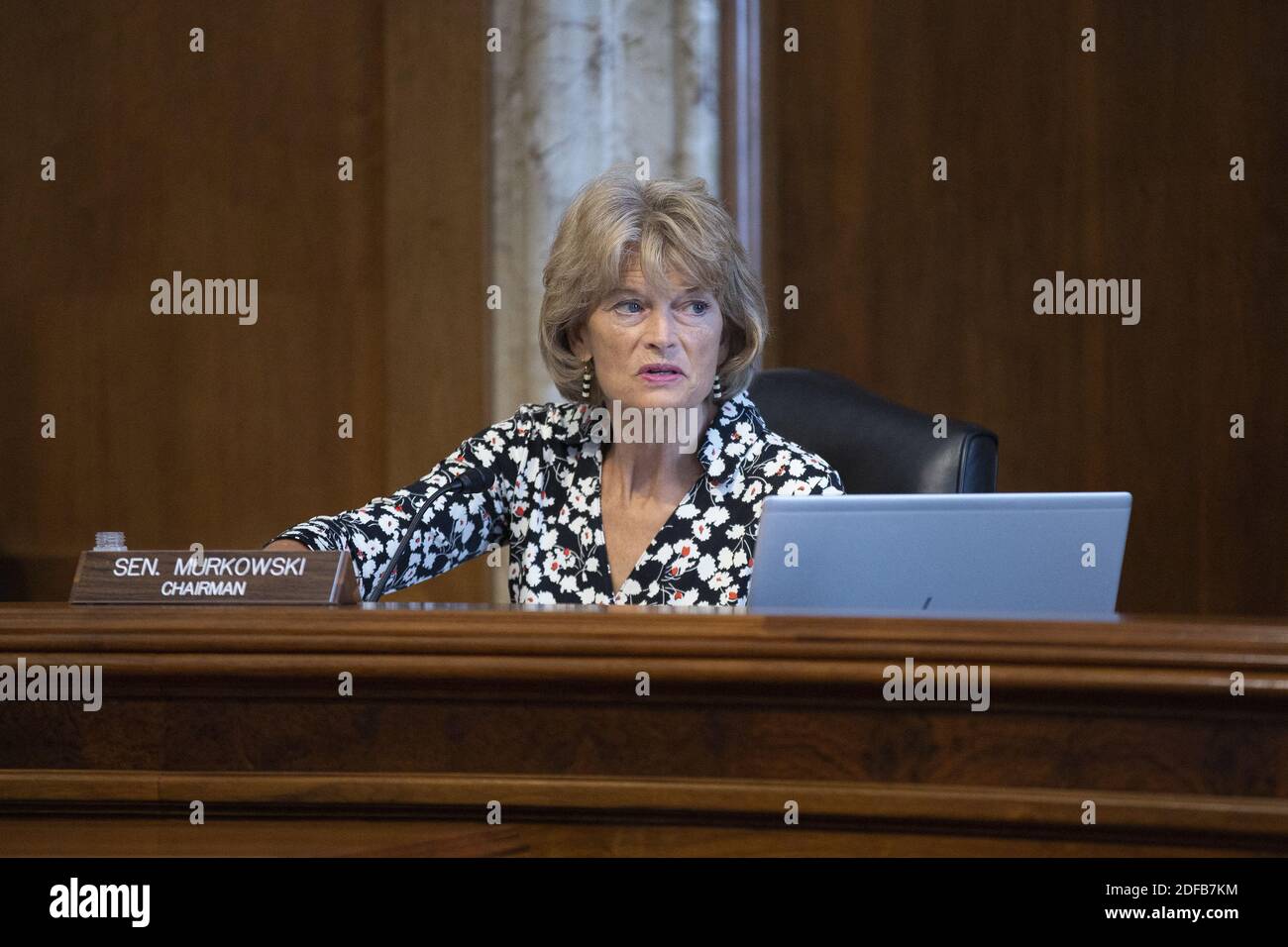 États-Unis la sénatrice Lisa Murkowski (républicaine de l'Alaska) écoute lors d'une audience du Comité sénatorial américain de l'énergie et des ressources naturelles à Capitol Hill, Washington DC, États-Unis, le mercredi 24 juin 2020. Photo de Stefani Reynolds/CNP/ABACAPRESS.COM Banque D'Images