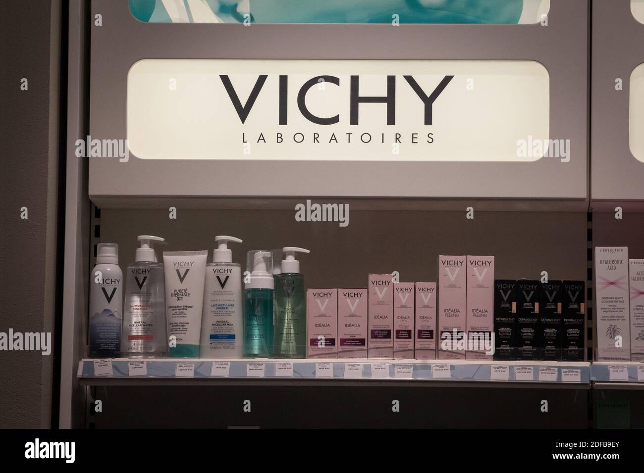 BELGRADE, SERBIE - 31 OCTOBRE 2020 : logo Vichy laboratoires sur une étagère de produits de la marque. Vichy est un laboratoire pharmaceutique français de cosmétiques Banque D'Images