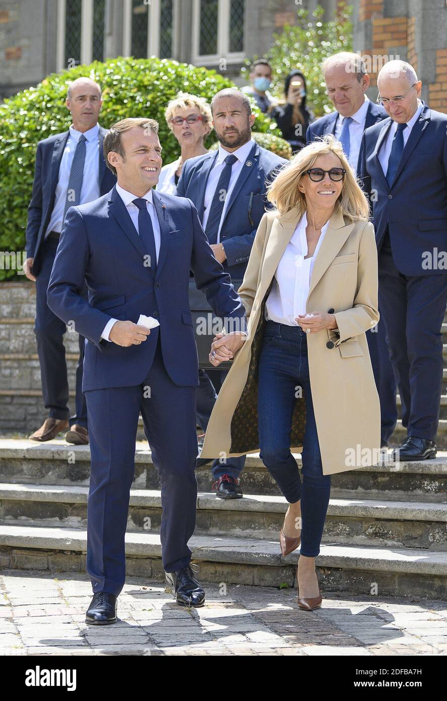 Le président français Emmanuel Macron et son épouse Brigitte Macron quittent leur bureau de vote au Touquet, dans le nord de la France, le 28 juin 2020. Photo par Eliot Blondt/ABACAPRESS.COM Banque D'Images