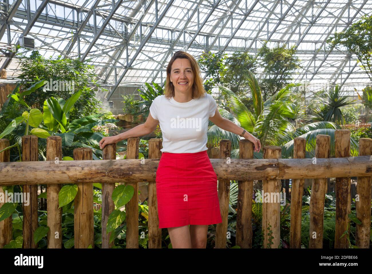 France, Loir-et-cher (41, St Aignan sur cher, portrait de Delphine Delord, directoire de la communication du zoo de Beauval dans le dôme tropical inauguré en 2020. Delphine Delord est la fille de la créatrice du zoo parc de Beauval; photo de Pascal Avenet/ABACAPRESS.COM Banque D'Images
