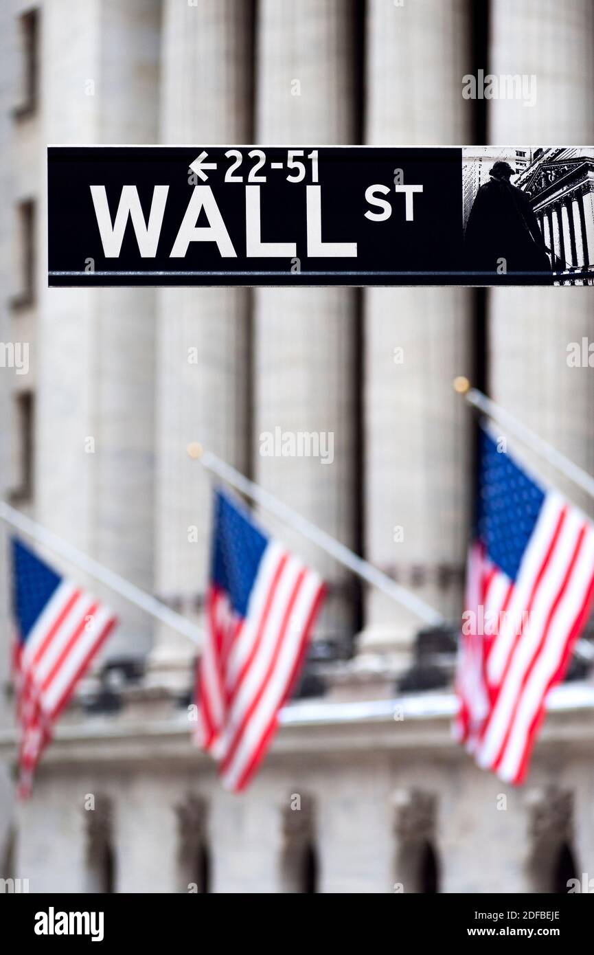 Panneau Wall Sreet avec drapeaux américains et NYSE Banque D'Images