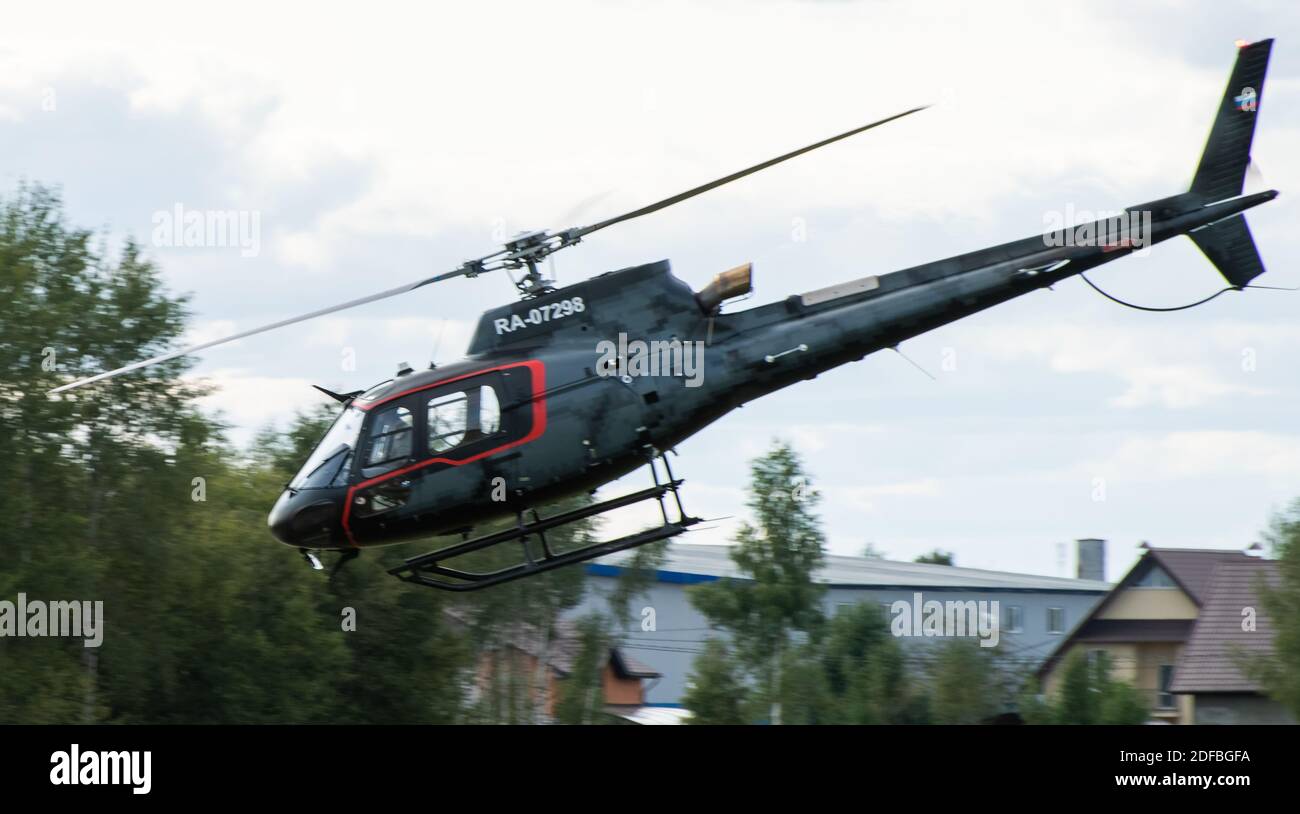 12 septembre 2020, région de Kaluga, Russie. Hélicoptère Aerospatiale AS.350 Ecureuil à l'aéroport Oreshkovo. Banque D'Images