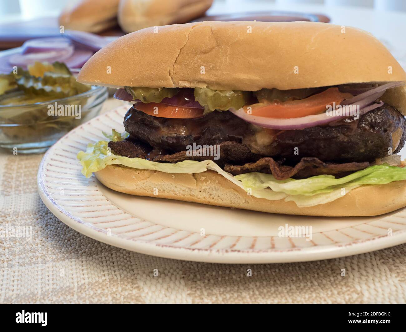 Cheeseburger farci avec garnitures, connu localement sous le nom de lucy juteuse Banque D'Images