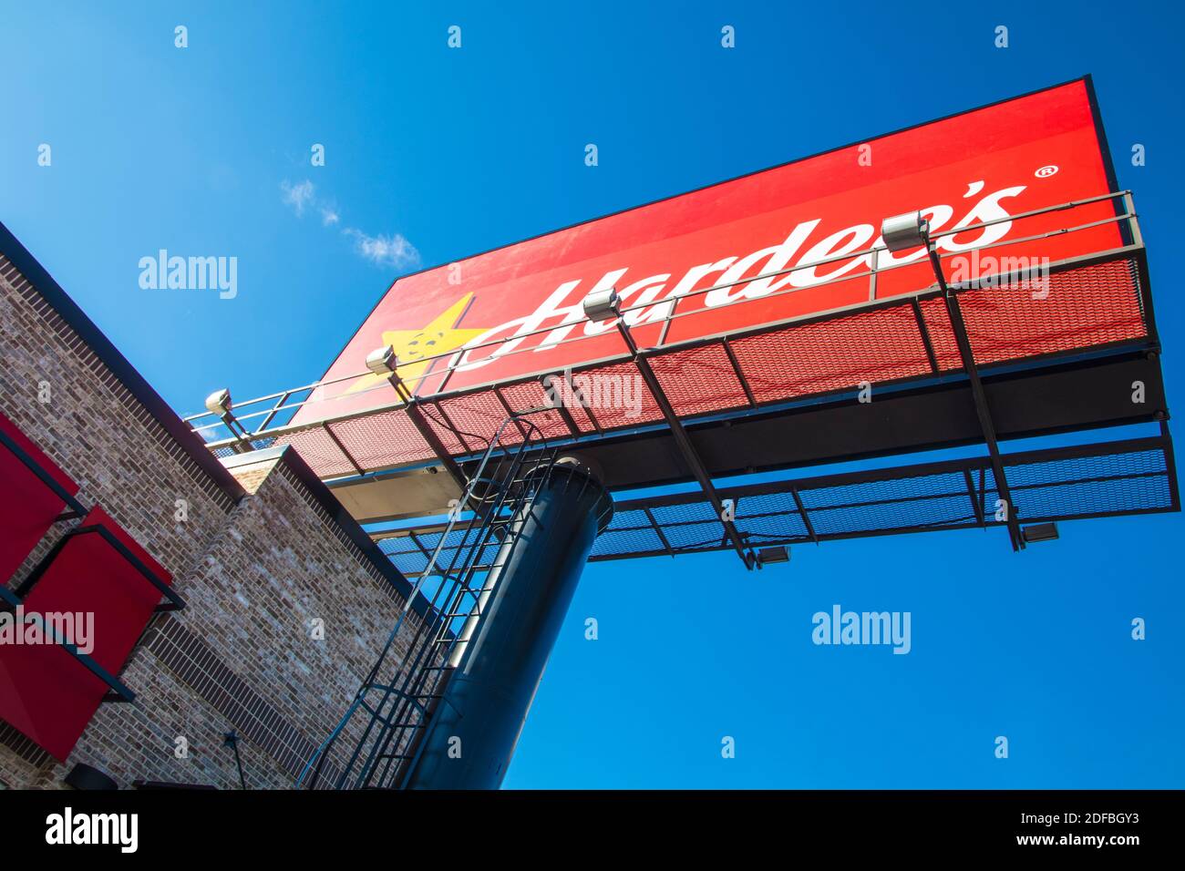 Augusta, GA, États-Unis - 12 03 20 : panneau d'affichage du restaurant de restauration rapide Hardees Banque D'Images