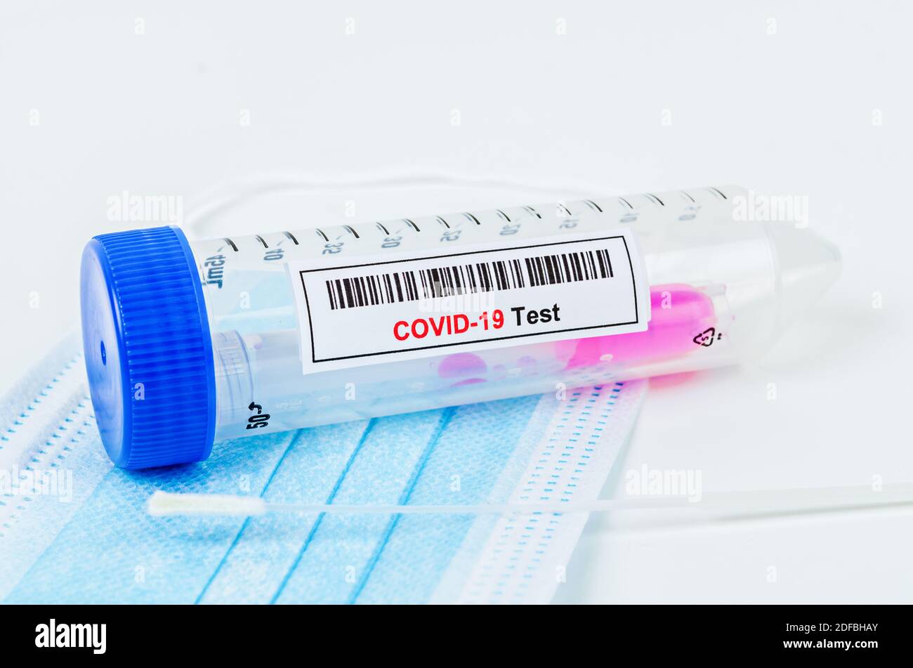 Tube contenant un écouvillon nasopharyngé pour coronavirus ou test COVID-19 en laboratoire. Banque D'Images