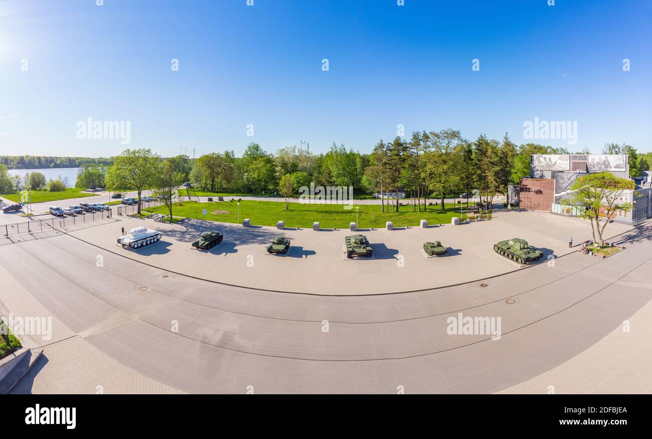Vue panoramique aérienne au musée diorama percée du siège de Leningrad dans la journée ensoleillée d'été. Monument réservoirs soviétiques KV-1, BT-5, T-38, -26 Banque D'Images