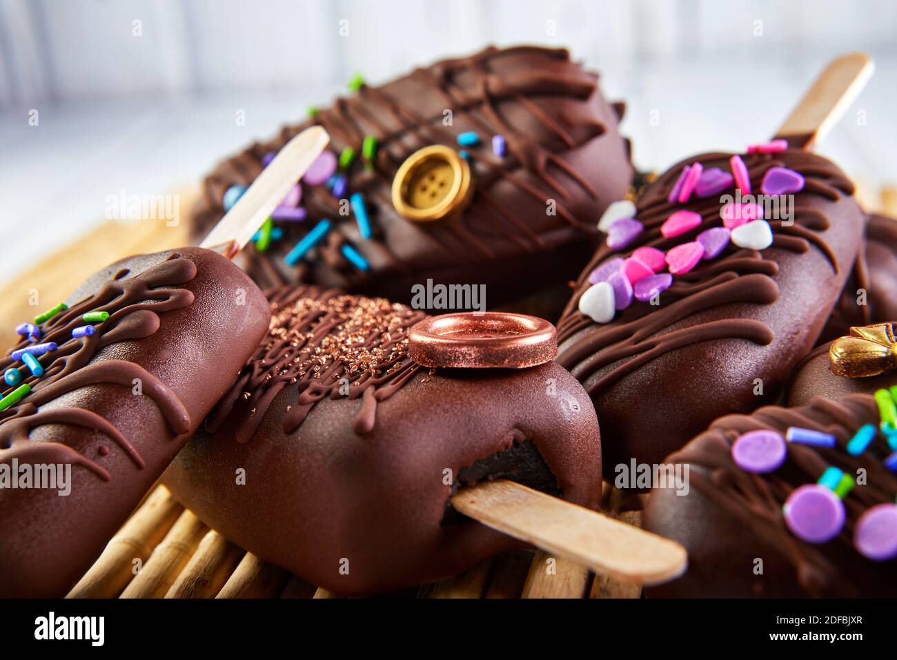 Fait Sortir Le Gateau Sous Forme De Glace Au Chocolat Avec Decoration Photo Stock Alamy