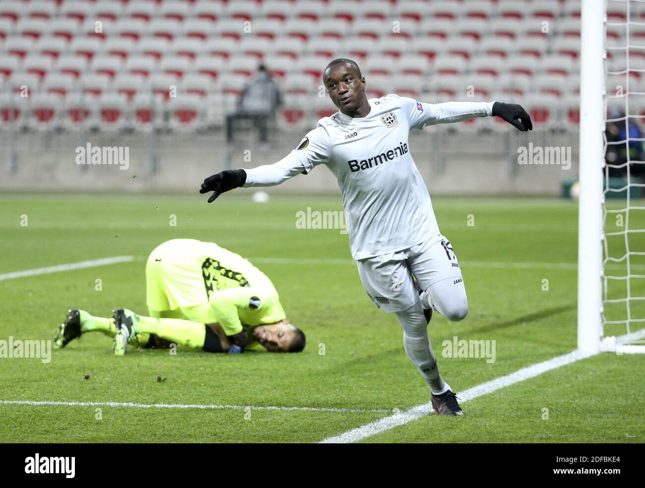 Moussa Diaby de Bayer Leverkusen célèbre son but après avoir battu Gardien de but de Nice Walter Benitez pendant l'UEFA Europa Leag / LM Banque D'Images