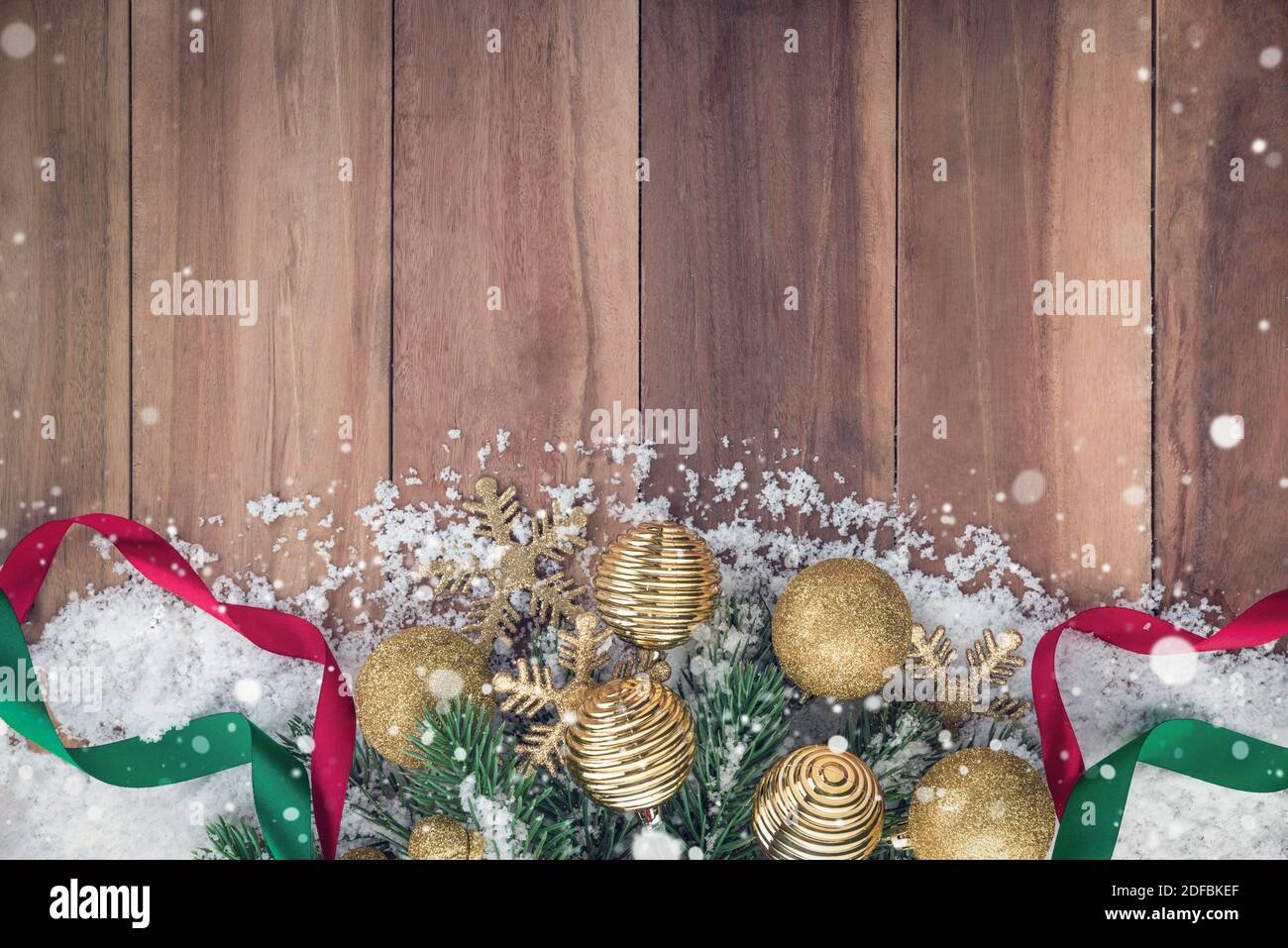 Ornements de Noël avec de la neige sur fond de bois, vue du dessus, la conception de la frontière Banque D'Images