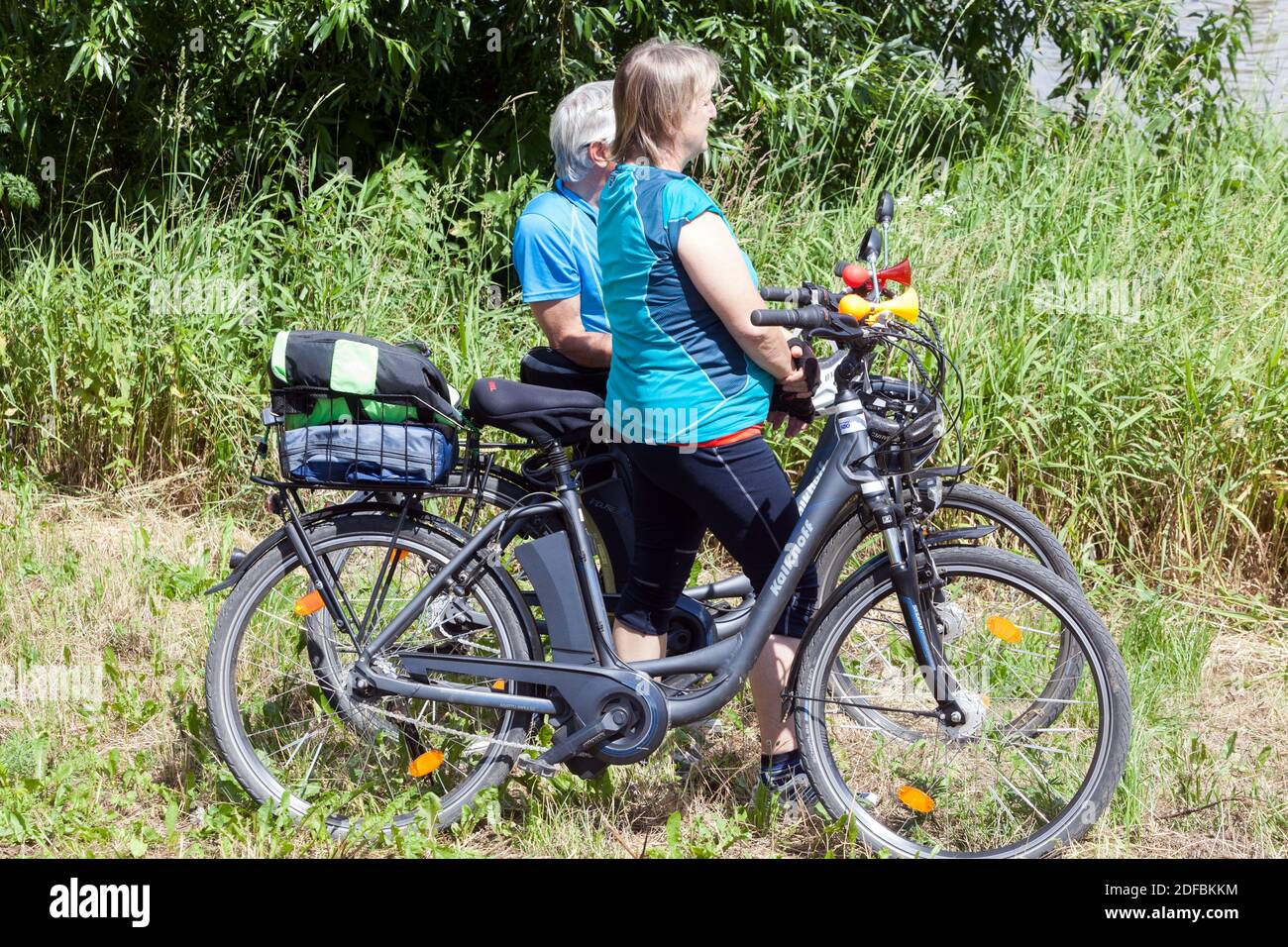 Couple senior et vélo électrique Seniors, Bikers, vieillissement, vieillesse Banque D'Images