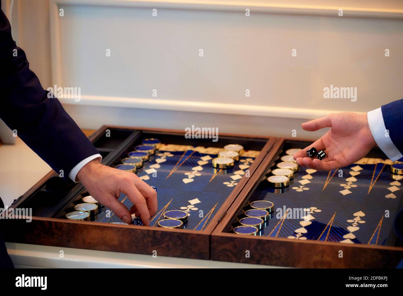 Un jeu de Backgammon a été joué avec des gros plans de mains et dés Banque D'Images