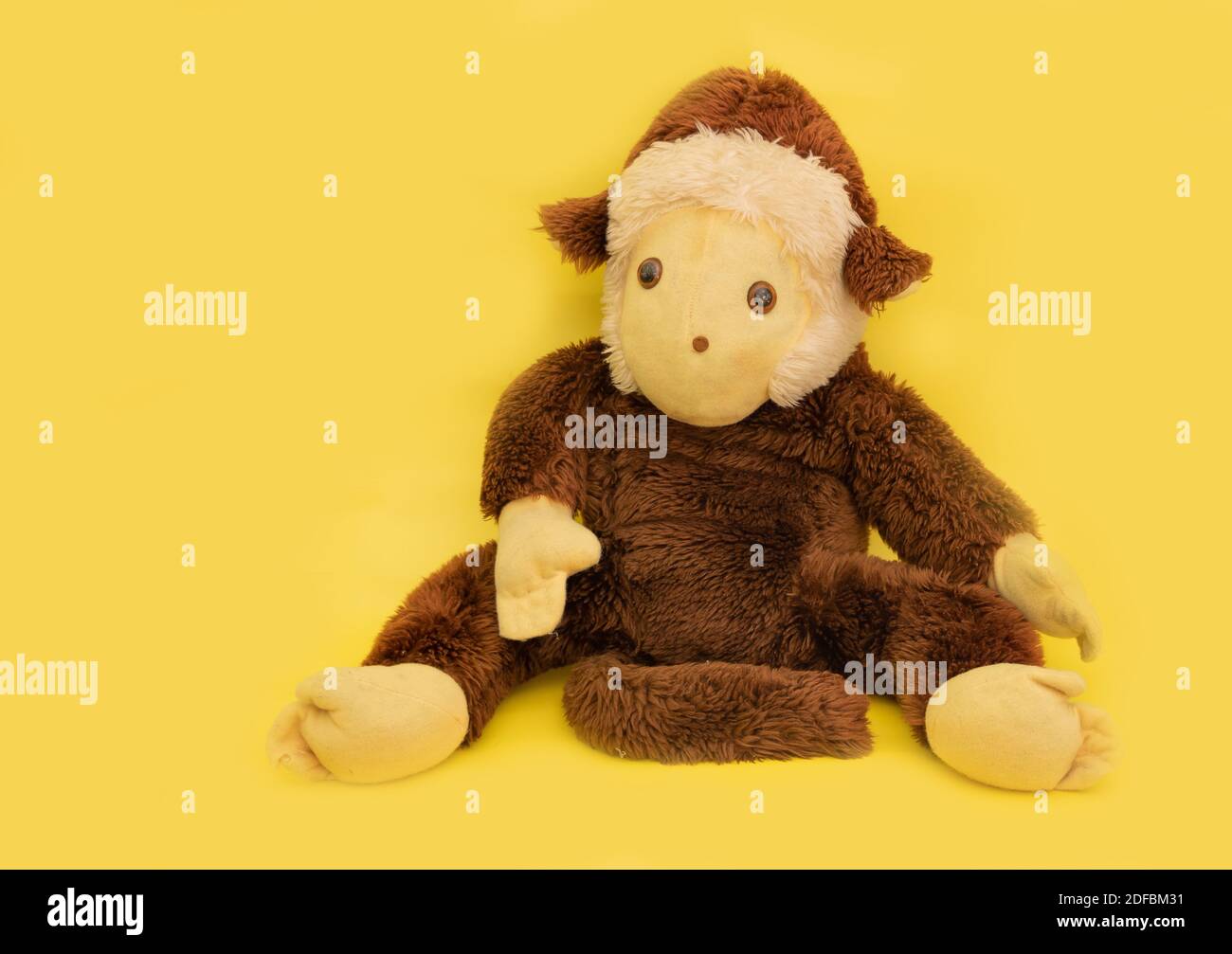 Singe en peluche sur fond jaune gros plan Photo Stock - Alamy