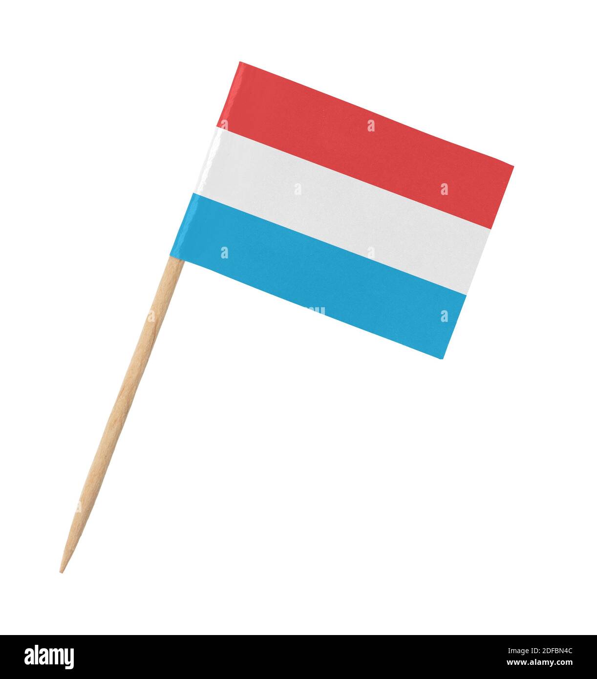 Petit drapeau en papier de Luxembourg sur bâton de bois, isolé sur blanc Banque D'Images