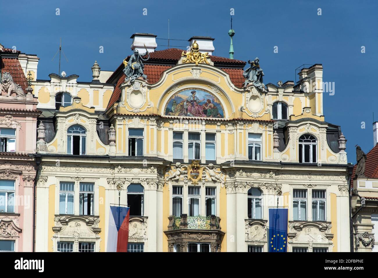 Prag ist die Hauptstadt der Tschechischen Republik und liegt an der Moldau. Die 'Stadt der hundert Tuerme' ist bekannt für den Altstaedter Ring mit bu Banque D'Images