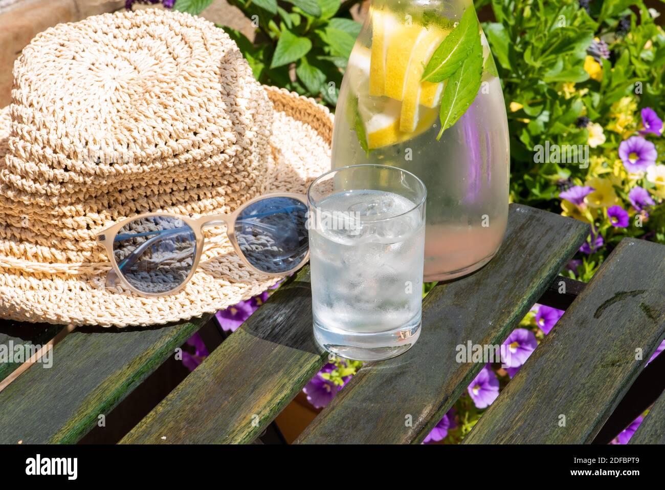 Table de jardin avec carafe et verre d'eau et de loisirs accessoires pour l'été Banque D'Images