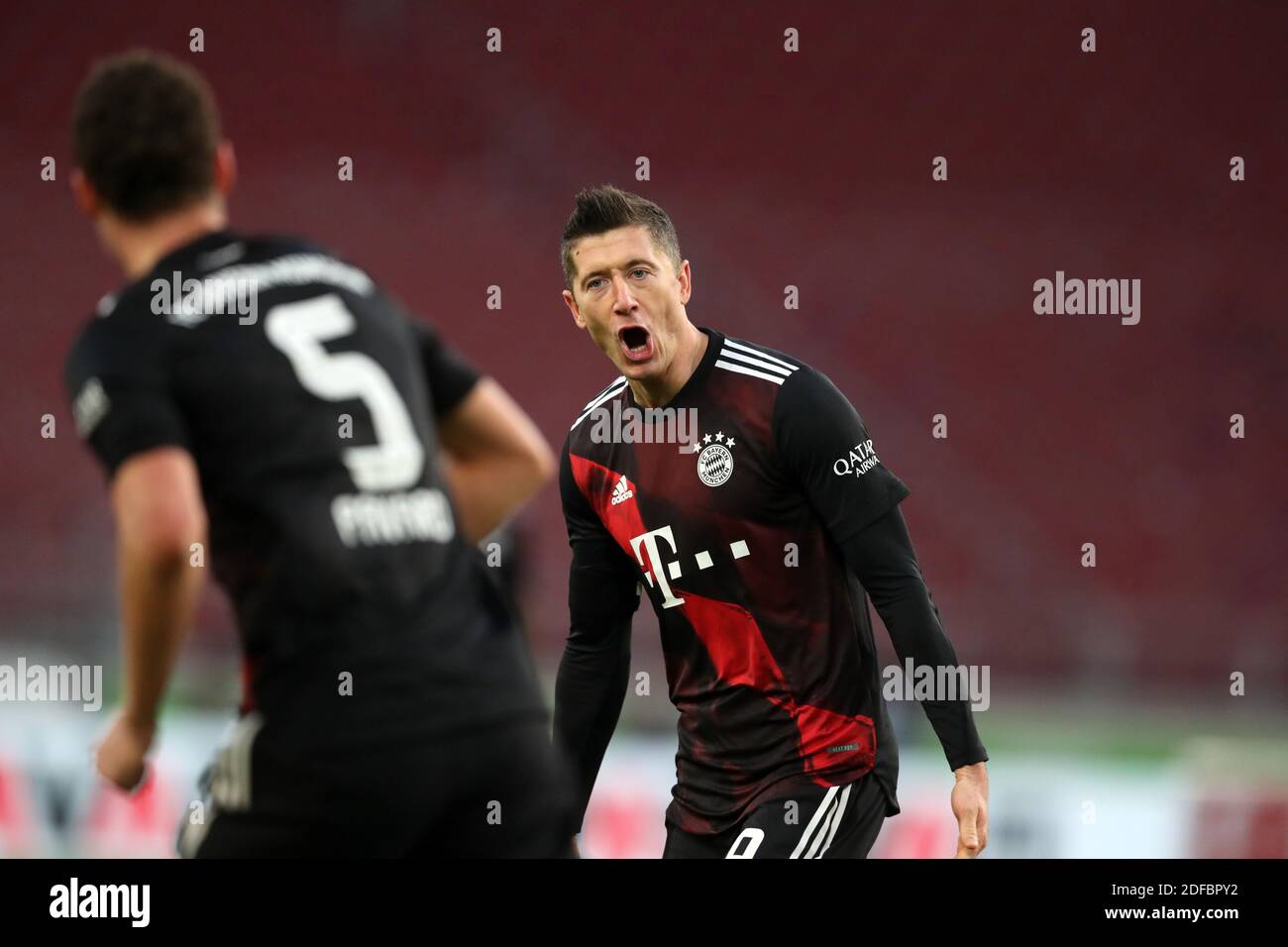 Robert Lewandowski le FC Bayern München célèbre à mesure qu'il marque le But 1:2 VfB Stuttgart - FC Bayern München Fussball Bundesliga Saison 2020 / 202 Banque D'Images