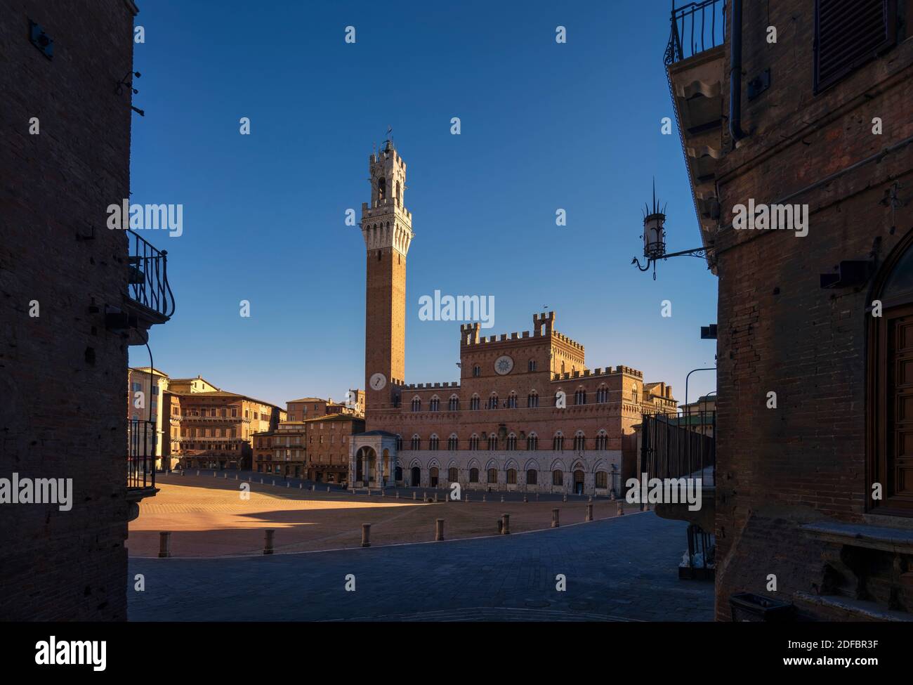 Sienne, place Piazza del Campo, tour Torre del Mangia et bâtiment Palazzo Pubblico. Toscane, Italie. Banque D'Images