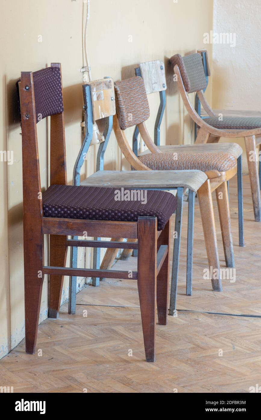 Vieux chaises dans la salle d'attente Banque D'Images
