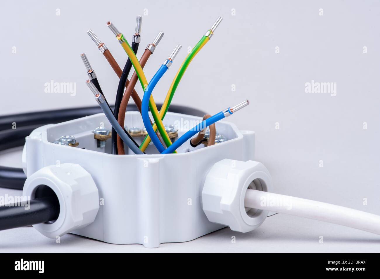 Boîtier de raccordement électrique avec fil de câble utilisé dans le  circuit électrique processus d'installation Photo Stock - Alamy