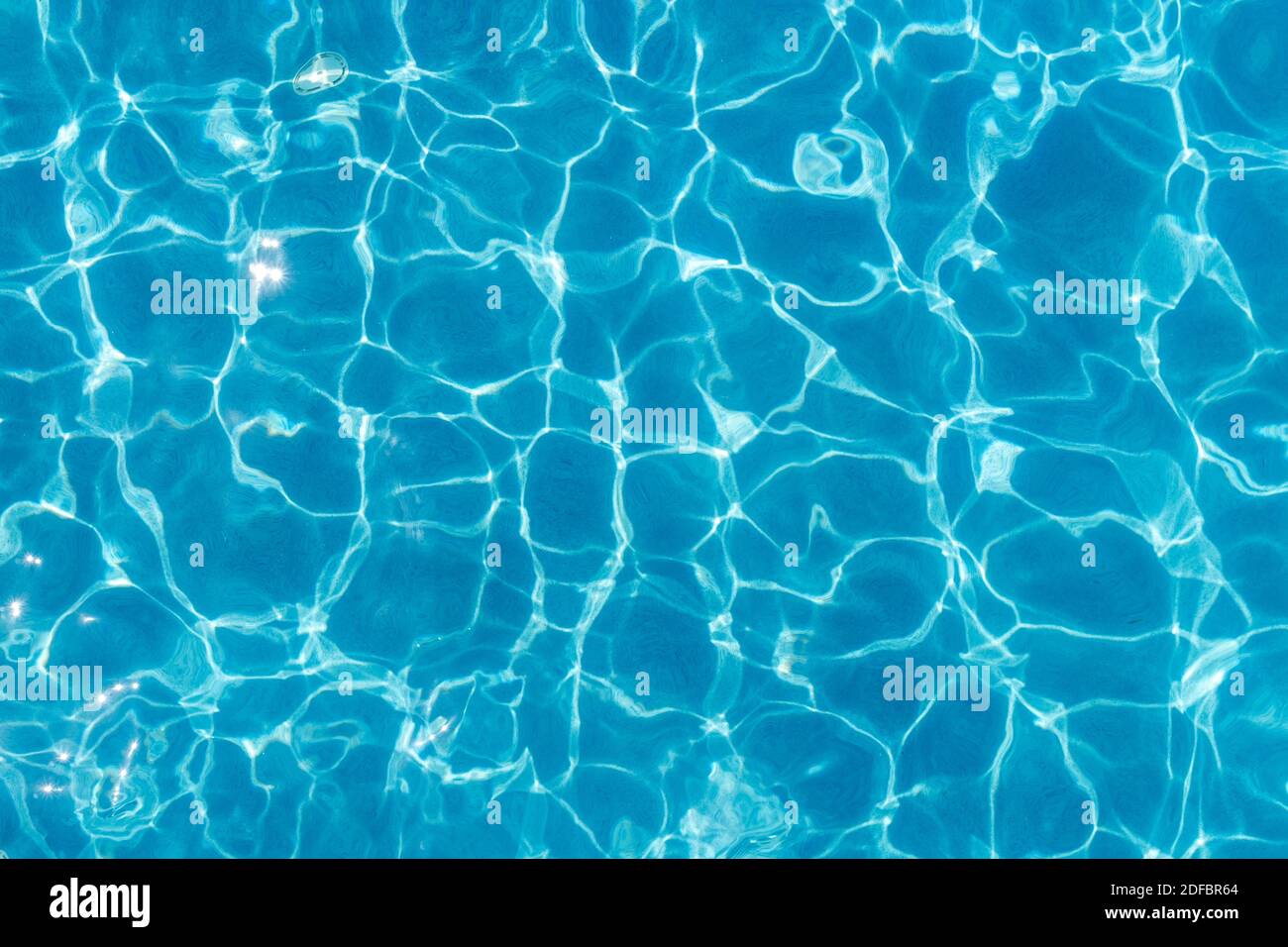 Surface de la piscine avec motifs de réflexion de lumière et d'ondulation d'eau Banque D'Images
