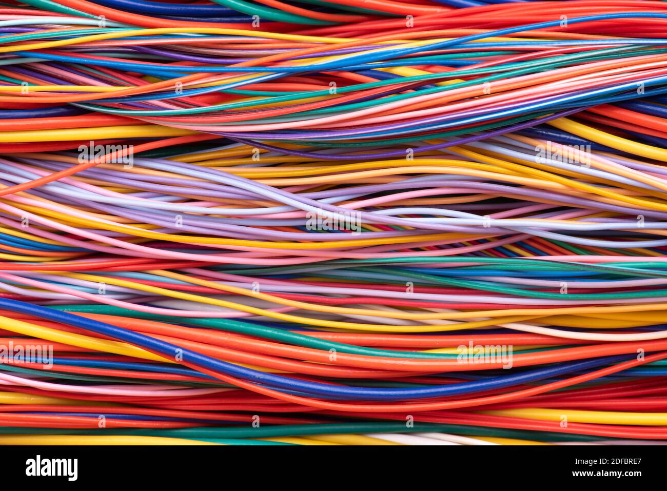 Câble et fil électrique d'ordinateur coloré, réseau de transfert de données Banque D'Images