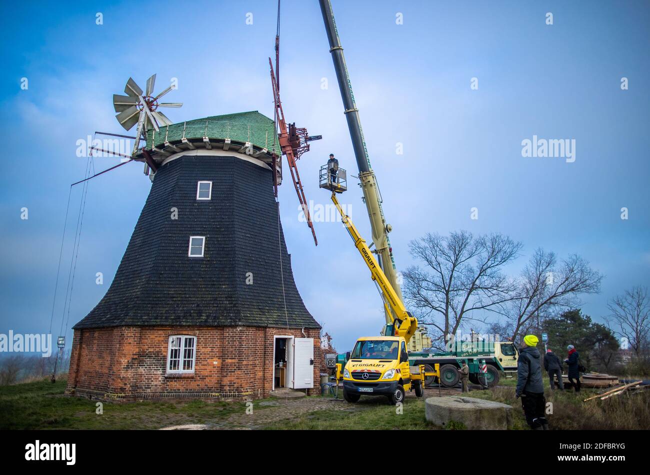 Cuisinière, Allemagne. 02e décembre 2020. Les employés des entreprises de  construction d'usines préparent le levage de la casquette de l'usine pesant  environ 17 tonnes pour les travaux de réhabilitation. Le moulin à