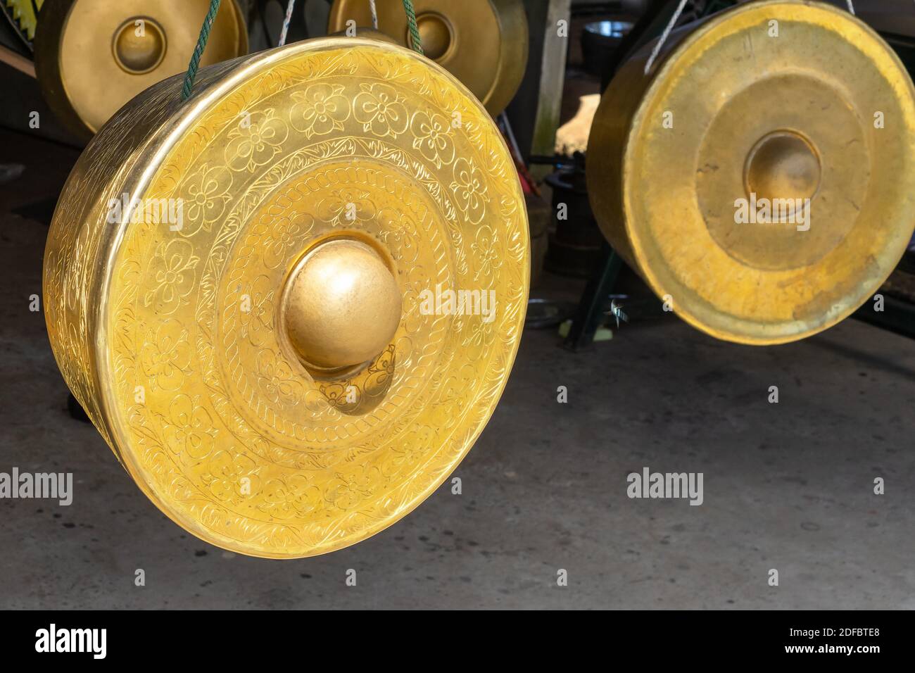 Gros plan sur un gong Bornean doré traditionnel. Matunggong, Kudat Sabah. Banque D'Images