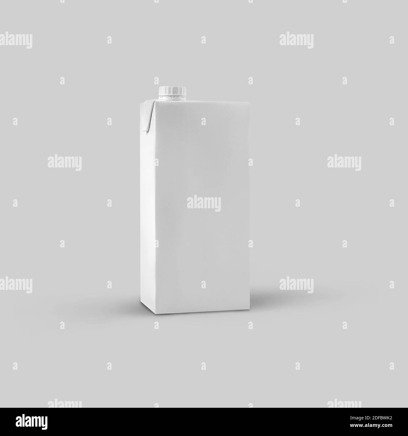 Maquette d'emballage en carton blanc propre pour le jus pour la présentation du design. Modèle d'un long paquet rectangulaire pour une boisson sur un fond isolé Banque D'Images