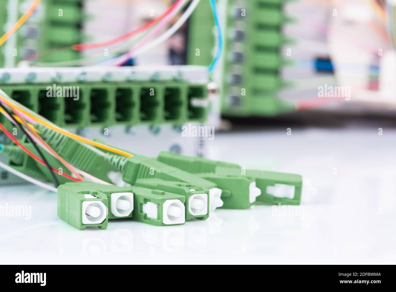 Matériel réseau de technologie industrielle, câbles à fibres optiques avec panneau de raccordement Banque D'Images