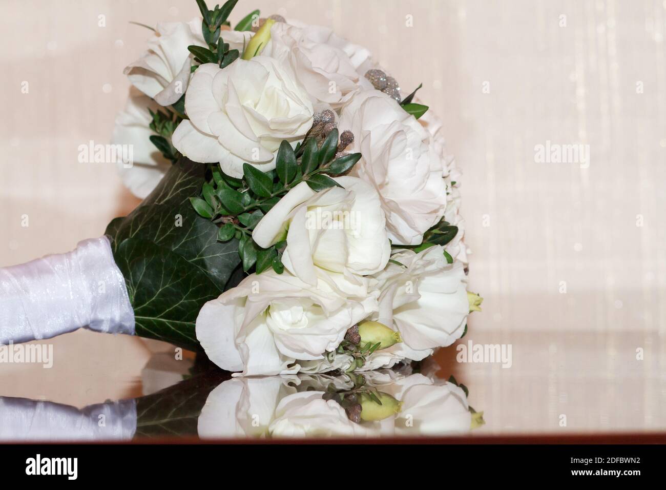Un beau bouquet de fleurs blanches pour la mariée. Fleuriste de mariage  Photo Stock - Alamy
