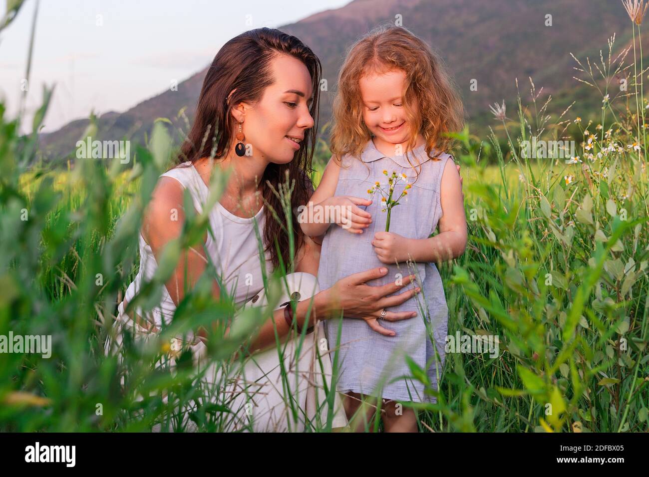 Jeune mère et jeune fille Hug près du champ de riz, nature, voyage Banque D'Images