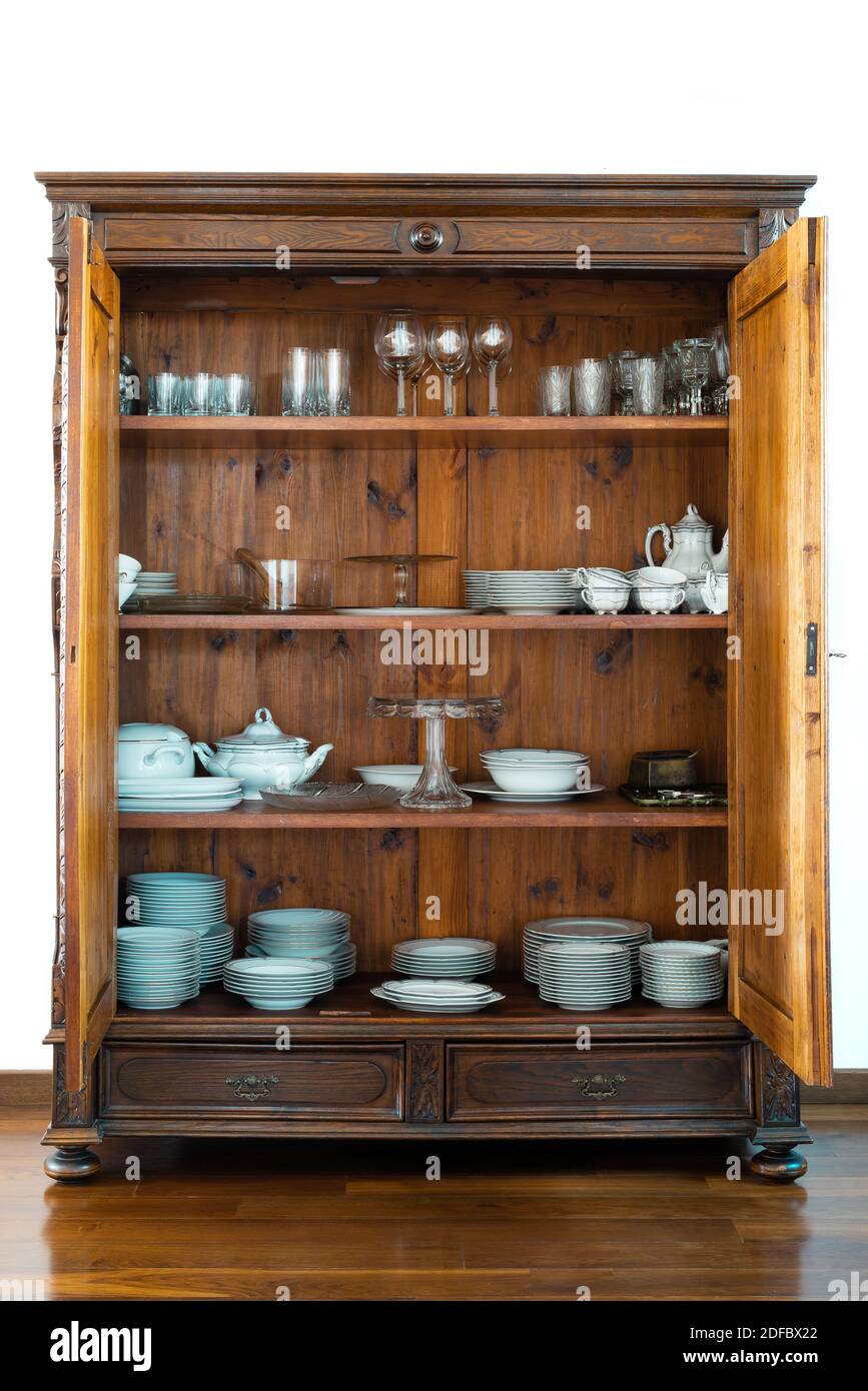 Vaisselle en verre dans une armoire Ferniture éclectique ouverte, anciens intérieurs Banque D'Images