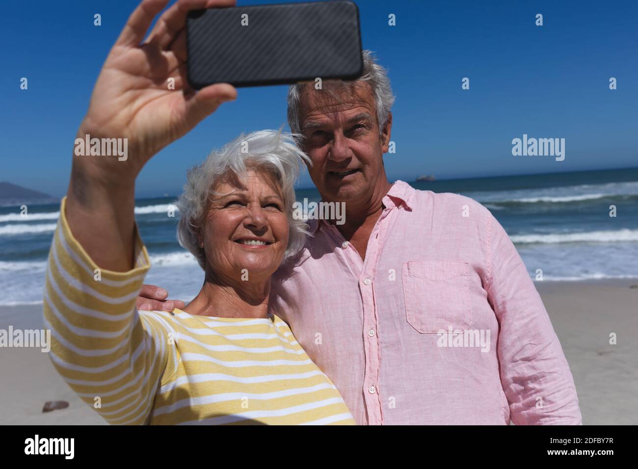 Couple caucasien senior sur la plage prenant le selfie avec un smartphone Banque D'Images