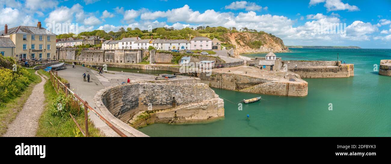 Vue sur le port de Charlestown, côte des Cornouailles, Angleterre Banque D'Images
