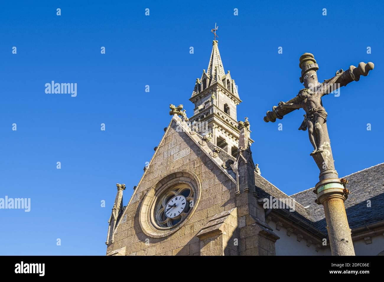 France, Finistère, Carantec le long du sentier de randonnée ou du sentier de douane GR 34, église Saint-Carantec du XVIe siècle Banque D'Images